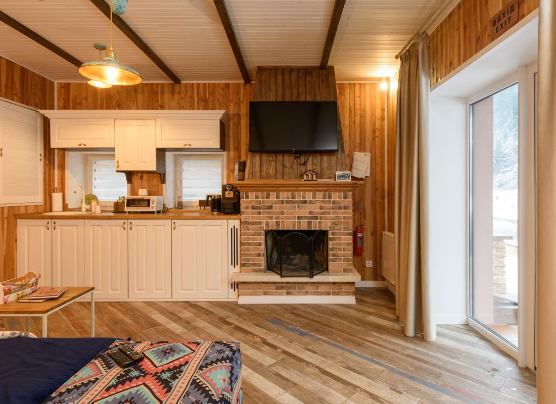 Wohnliches Holz-Interieur nach Maß
